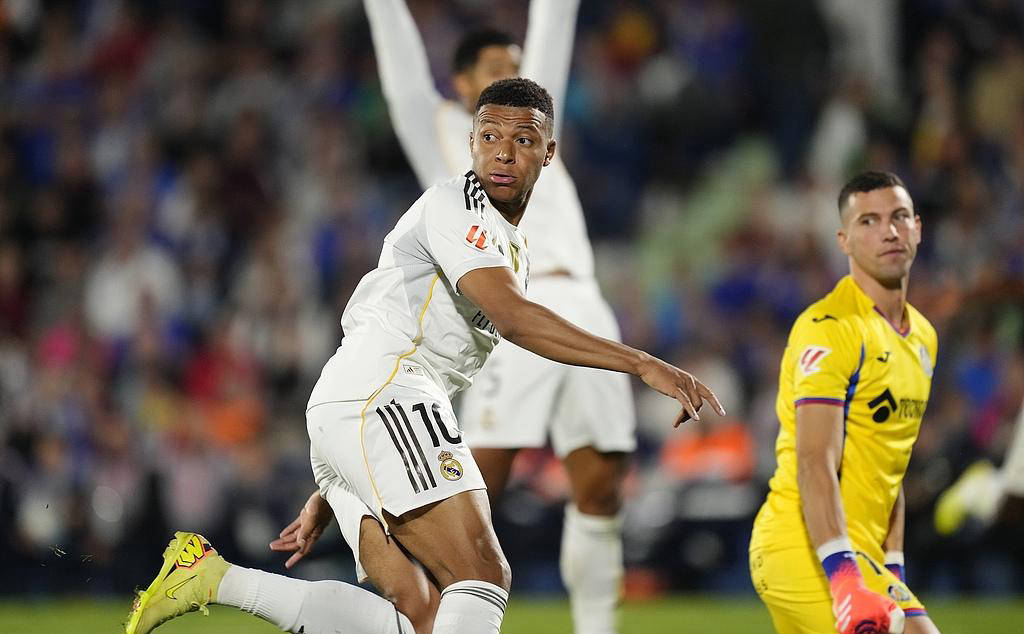 姆巴佩超越梅西，连续11场进球，生涯战绩登顶395球！